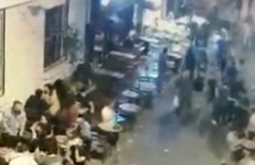 Cinayetle biten bıçaklı kavga kamerada: 8 yerinden bıçaklanarak öldürüldü