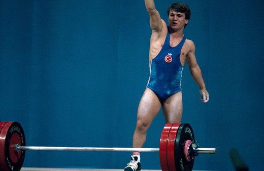 "Cep Herkülü" 34 yıl önce dünyanın yükünü omuzladı! Naim Süleymanoğlu böyle rekor kırdı!