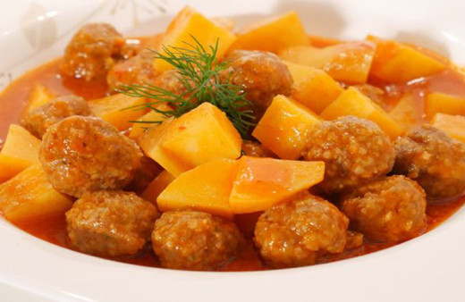 Kuru yemek yemekten içiniz kuruduysa salçalı pirinçli sulu köfte tarifi tam size göre