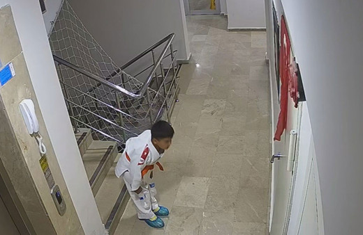 Küçük Ahmet'ten görenleri duygulandıran selam! Türk Bayrağını gördü, böyle selama durdu