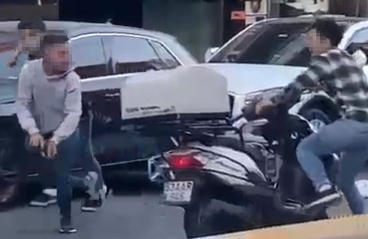  İstanbul’da cadde ortasında silahlı çatışma! 2 kişi yaralandı o anlar kamerada