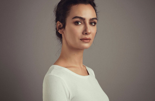 Birce Akalay flaşların azizliğine uğradı! Sütyensiz giydiği kıyafeti flaşlar patlayınca...