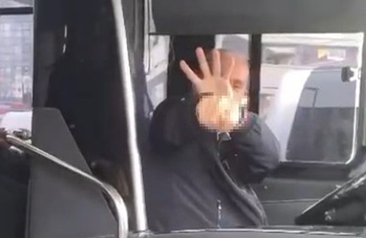 Bahçelievler'de İETT şoförü yol soran kadına el hareketi yaptı!