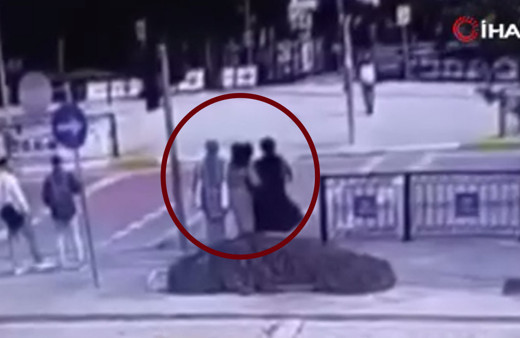 İstanbul'da 2 genç kıza araç çarptı! Metrelerce savruldukları anlar kamerada