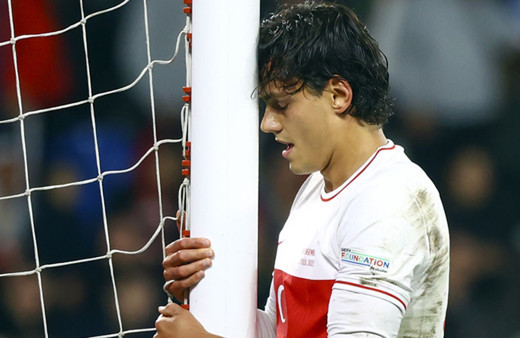 Milli futbolcu Enes Ünal'dan kötü haber