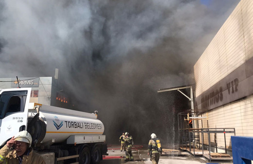 İzmir Torbalı'da bir yatak fabrikasında yangın çıktı! 2 fabrikaya daha sıçradı