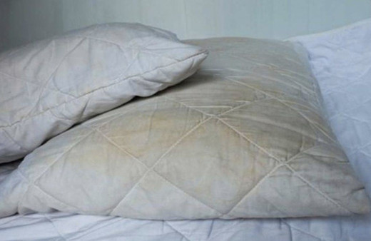 Sadece 4 malzeme ile sararmış yastıkları pamuk gibi bembeyaz yapıyoruz!