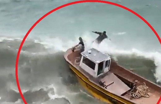  Alabora olan tekneyi kurtarmak isterken ölümle burun buruna geldiler! O anlar kamerada