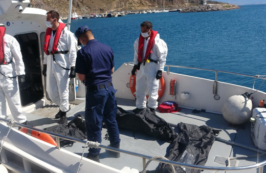 Çanakkale'de Yunan vicdansızlığı! Göçmen botunu patlattılar 4'ü çocuk 6 kişi öldü