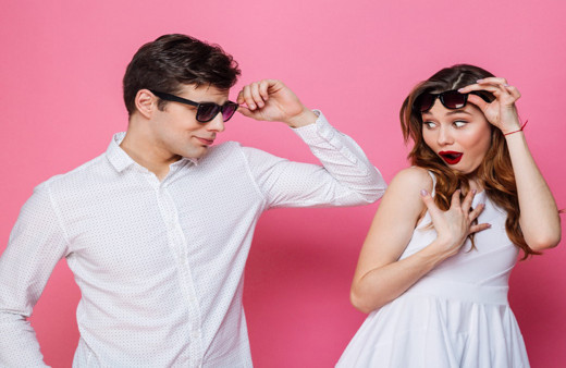 Biriyle flört ederken asla bunları yapmayın! Bu davranışlar soğutuyor