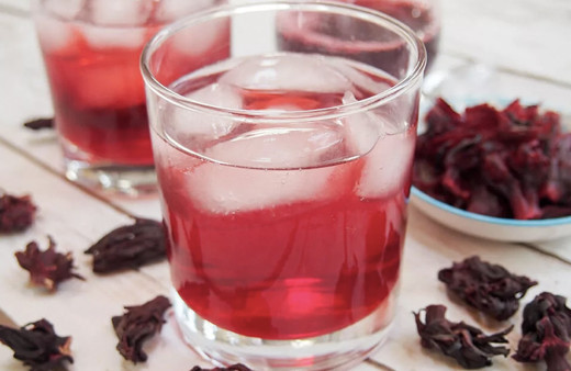 Yüzünüze renk gelecek, cildiniz parlayacak! Günde bir bardak dut suyu için tazelenin!