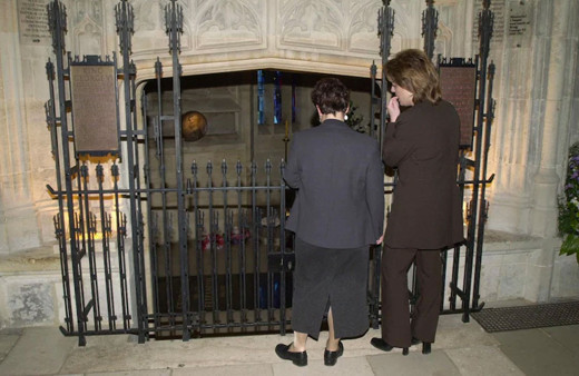 Buckingham Sarayı Kraliçe Elizabeth'in mezarını ilk kez paylaştı