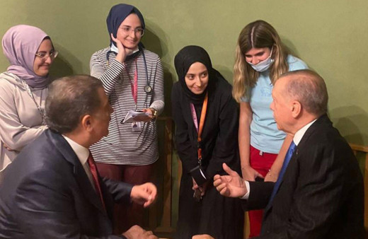 Erdoğan'dan sürpriz ziyaret! Hastane personeli ile bir araya geldi