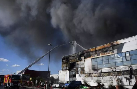 Paris'te bulunan dünyanın en büyük gıda pazarında yangın!