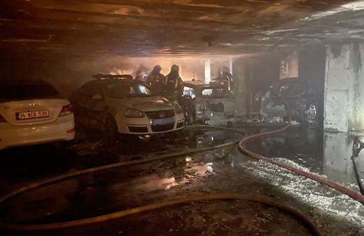 Ümraniye'de kapalı otoparkta çıkan yangında 5 otomobil yandı