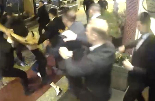 Beşiktaş’ta takım elbiseli güvenlik görevlileri dehşet saçtı: 4 kişiyi sopalarla öldüresiye böyle dövdüler