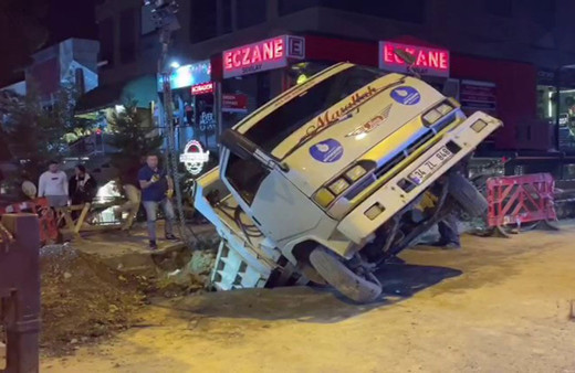 İSKİ çalışmasında yol çöktü, hafriyat kamyonu çukura düştü
