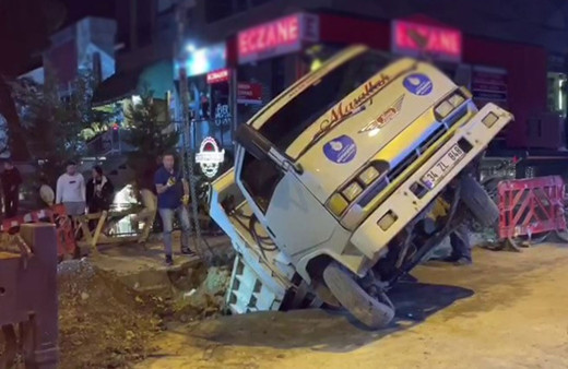 İSKİ çalışmasında yol çöktü! Hafriyat kamyonu çukura düştü