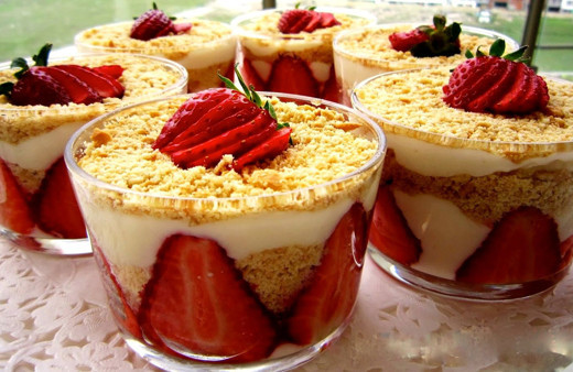 Akşama evde meyve şöleni var! Enfes çilekli magnolia tarifiyle çocuklarınıza bayram ettirin