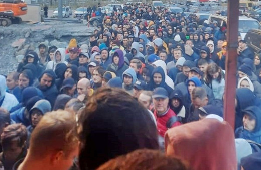 Sınırda 20 kilometrelik kuyruk! Son 1 haftada Rusya'dan kaçanların sayısı