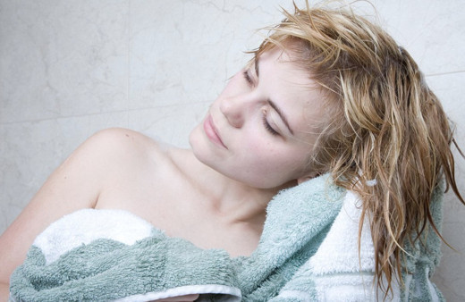 Saçını kurutmadan Islak saçla uyuyanlar aman bu hataya düşmeyin!