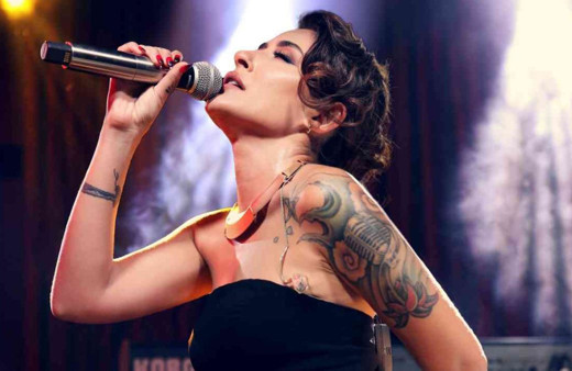 Melek Mosso yine yaptı yapacağını! Makas aldı, sahnenin ortasında saçlarını kesmeye başladı: Sebebini öğrenenler şok oldu