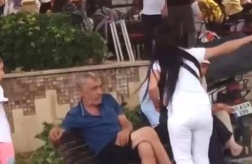 Öfkeli kadın, bir erkeği herkesin içinde defalarca tokatladı! 'Paramı ver' deyip yüzüne tükürdü