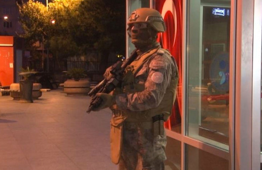 Kavganın tarafları yaralıyı öldürmek için hastaneye silahla saldırdı 1 ölü, 2 yaralı