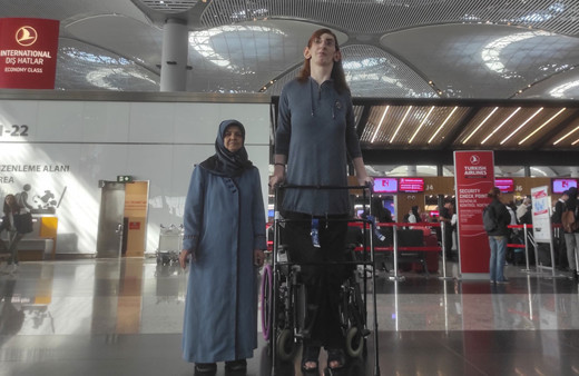 6 koltuk sedye haline getirildi! Dünyanın en uzun boylu kadını kadını Rumeysa ilk kez uçağa bindi