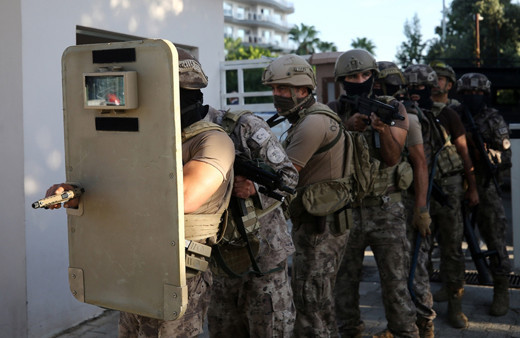 Mersin'de PKK/KCK operasyonu! 18'i belediye çalışanı 30 kişiye gözaltı