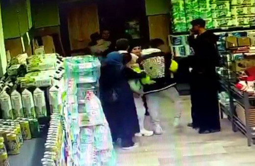 Müşterinin almadığı fişi çöpe attı, tekme tokat dayak yedi o anlar güvenlik kamerasında