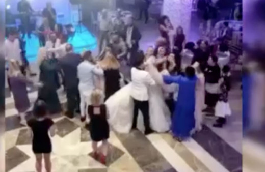 Gelin halayı bırakıp tekme tokat daldı damat perişan İstanbul'da düğünde istek şarkı kavgası