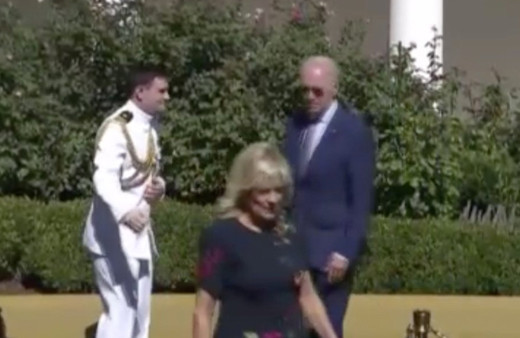 Joe Biden bunadı deniyor! Kürsüde çekilen son görüntüsü olay yarattı haline bakın!