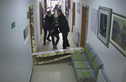 Karakolda ilginç olay kamerada! Suçüstü yakalanan hırsız polis merkezinin kapısını yıktı