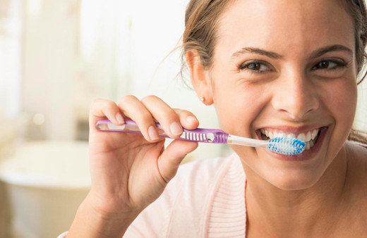 Diş fırçalarken herkes bu hataya düşüyor! Temizlemek isterken zarar vermeyin