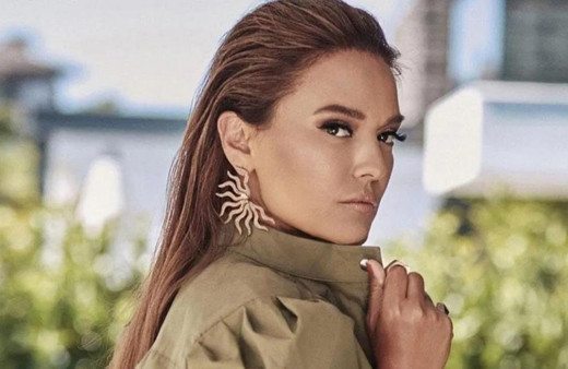 Yürüyen marka Demet Akalın yine yaptı yapacağını! 'Kombini gözleri şaşı etti