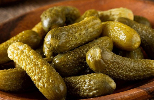 Turşu yapanlar dikkat! Beyaz tabaka oluşuyorsa...