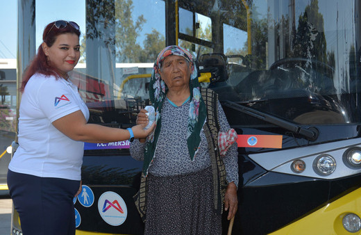 Mersin'de kadın otobüs şoföründen örnek davranış! Mendile sarılı buldu