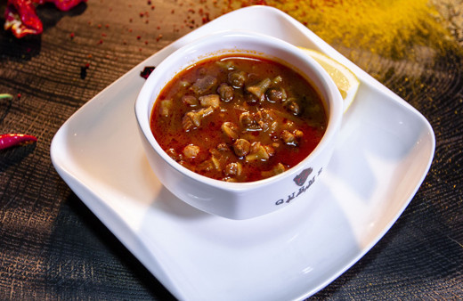 Çocuğunuz bamya sevmiyorsa bu çorba tam size göre! Kaşık kaşık içilecek etli salçalı bamya çorbası