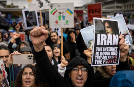 İsviçre polisinden İran'ı protesto eden kalabalığa müdahale