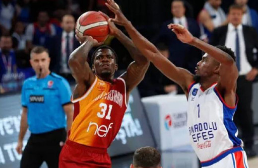 Çekişmeli derbide zafer Anadolu Efes'in! 77-68