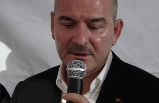 Bakan Soylu, şehit evinde gözyaşlarını tutamadı