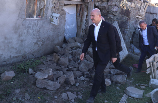 İçişleri Bakanı Soylu sahaya indi! Depremden etkilenen köylerde inceleme yaptı