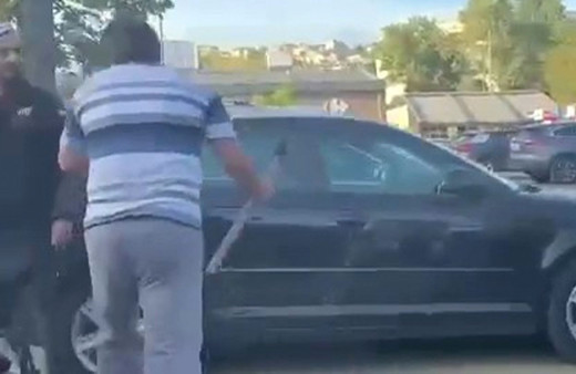 Trafikte tartışan sürücülerden biri baltayla üzerine yürüdü dehşet anları böyle görüntülendi