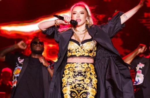 Hadise yüzüğü attı, boşandı sahneden eski kocasına fena gönderme yaptı!