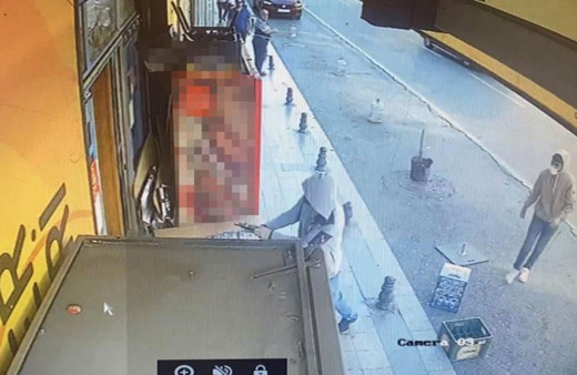 Beyoğlu'nda kız meselesi silahlı çatışmaya dönüştü o anlar güvenlik kamerasında