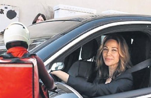 Ünlü manken Demet Şener'e, küfürbaz kurye dehşeti! Emirgan'da o anları kaydetti