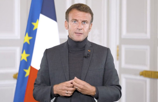 Emmanuel Macron enerji tasarrufu farkındalığı için boğazlı kazak giydi
