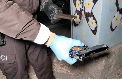 Uygulamada ruhsatsız tabanca ile yakalandı! Savunması ekipleri şoke etti