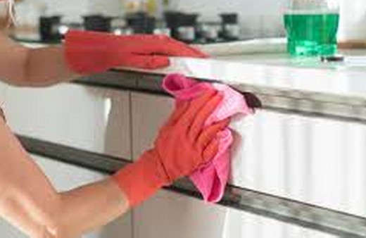 Görenler 'Mutfak dolabını yeni mi yaptırdın' diyecek! Mutfak dolaplarında yağdan eser kalmayan temizleme yöntemi